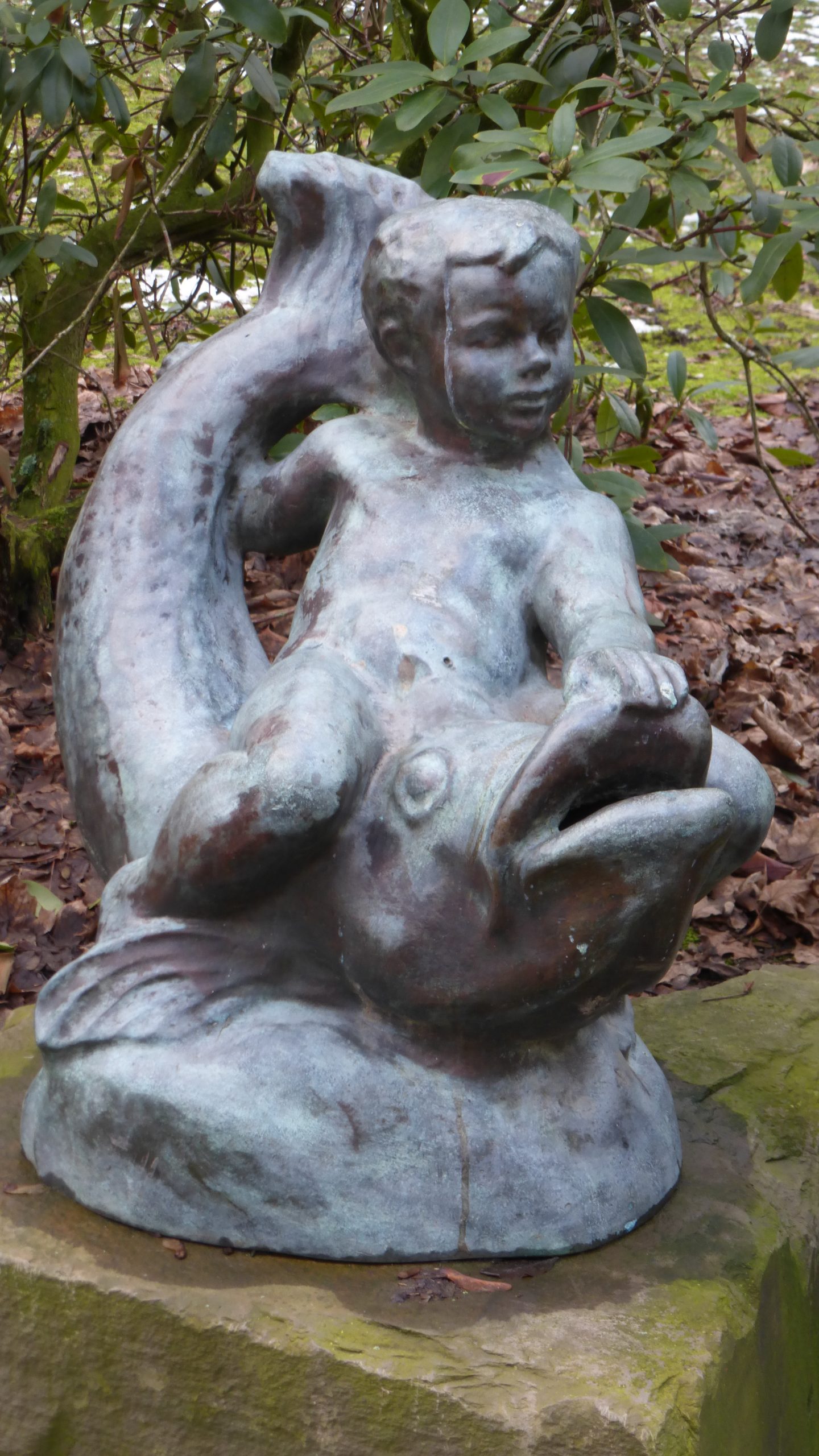 Skulpturen und Plätze – Kind auf Fisch