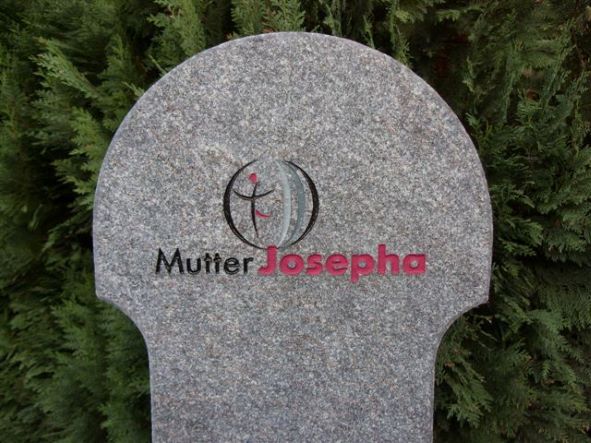 Mutter Josepha Stele